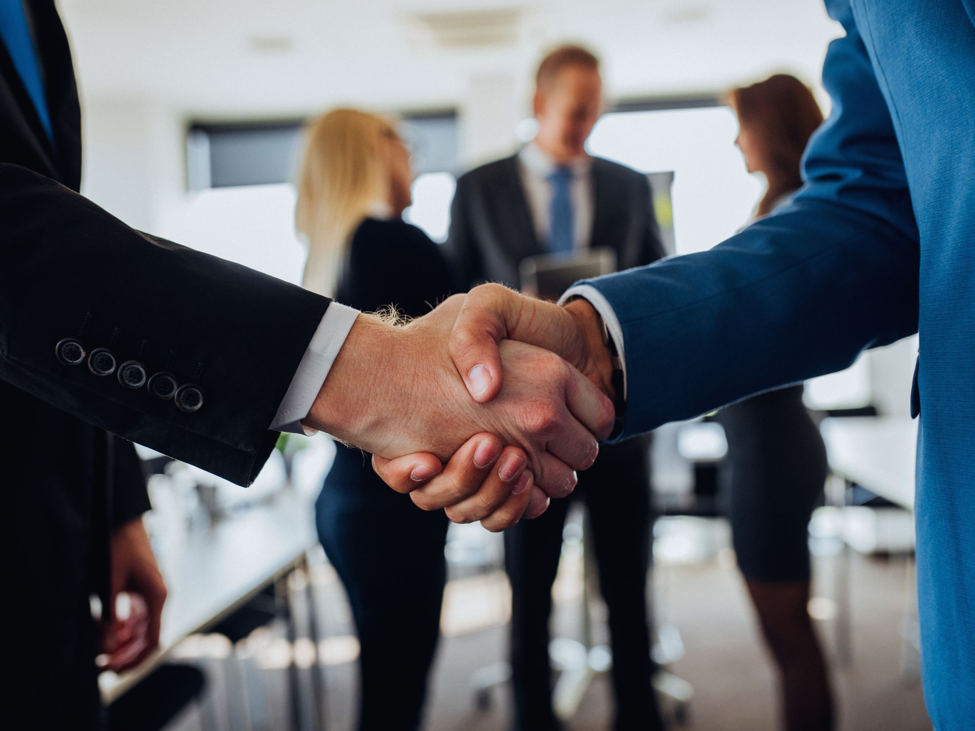 Equipo de negocios cerrando un acuerdo