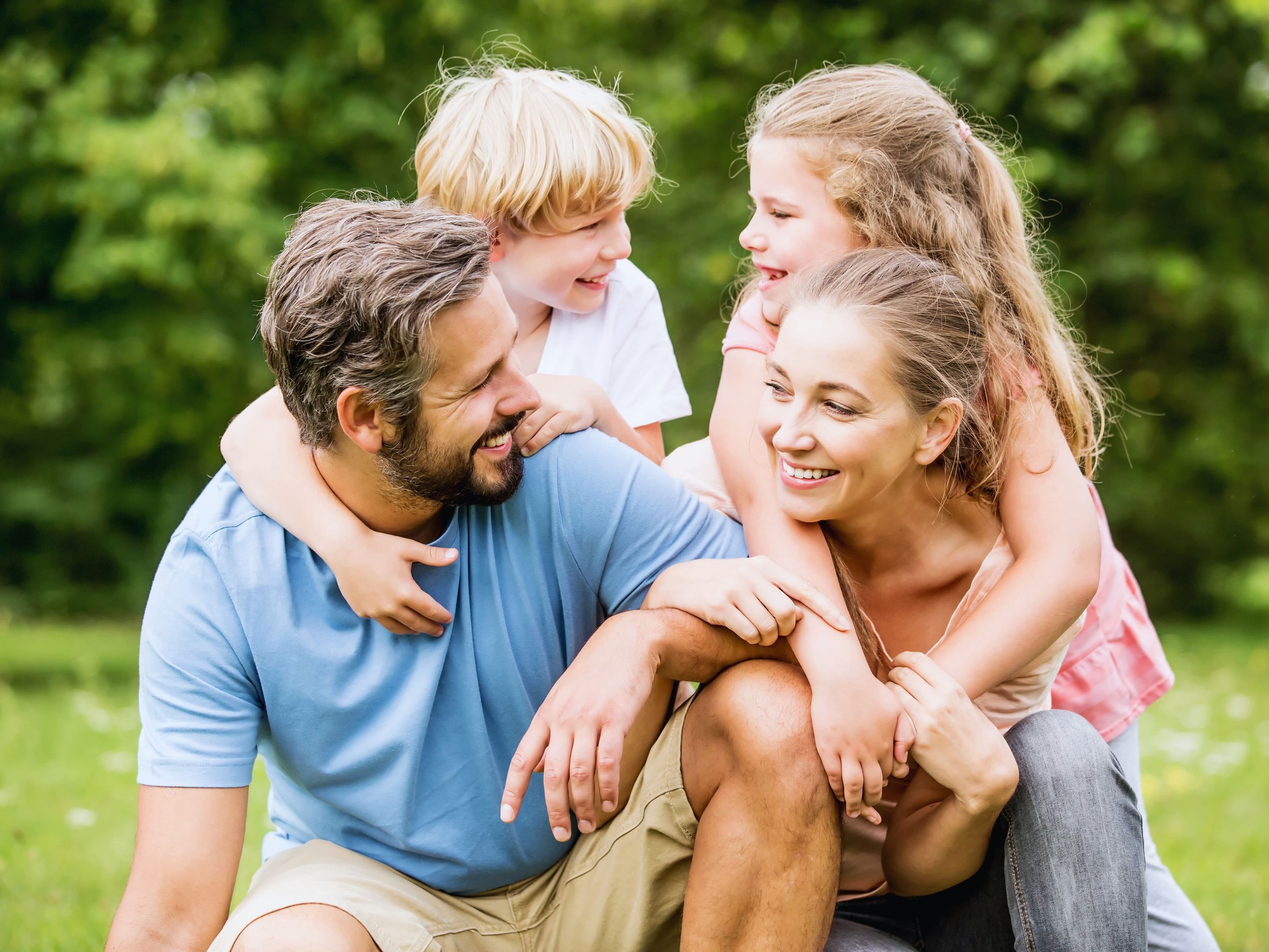 Familia disfrutando al aire libre