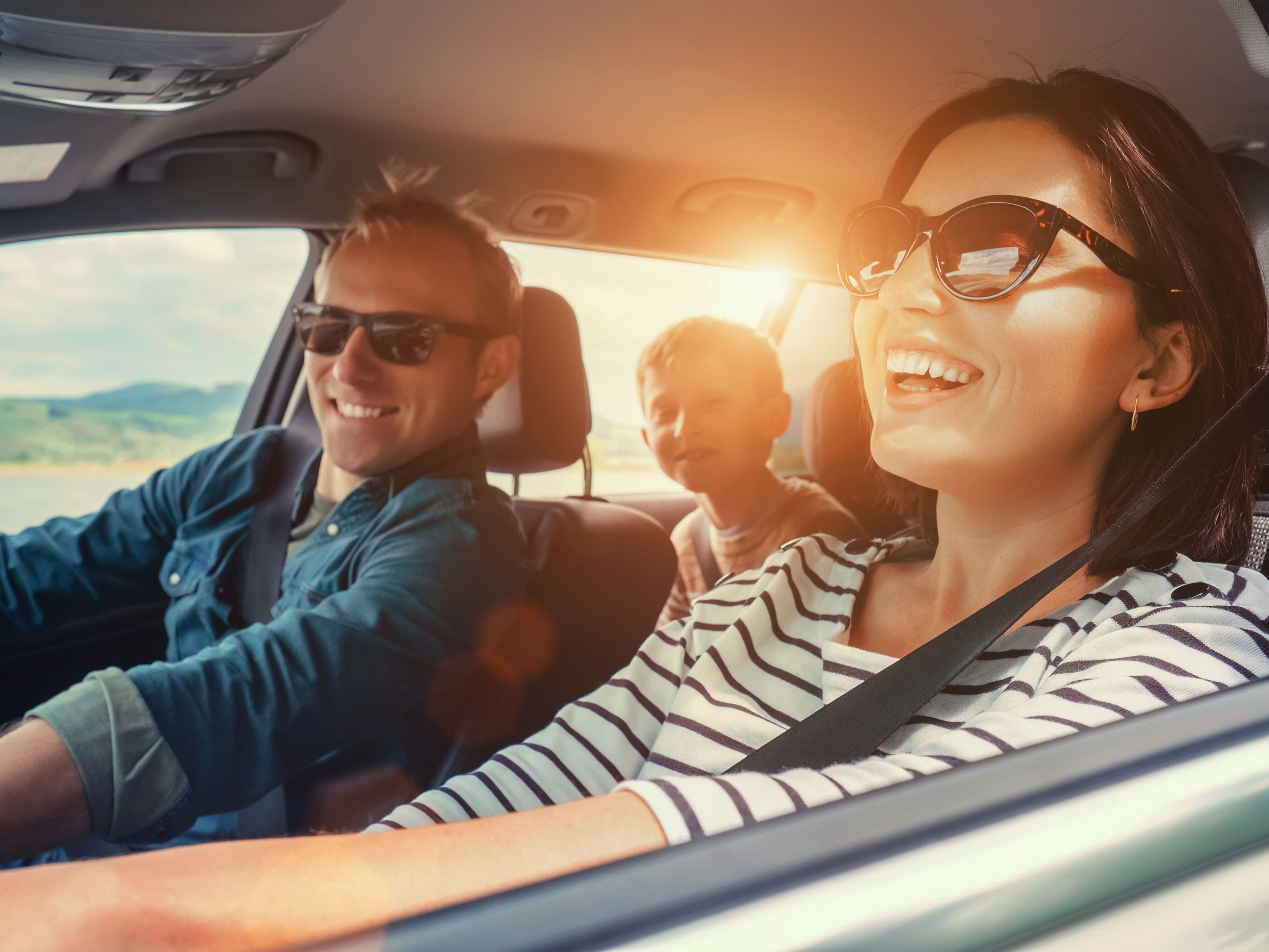 Grupo de personas viajando en automóvil