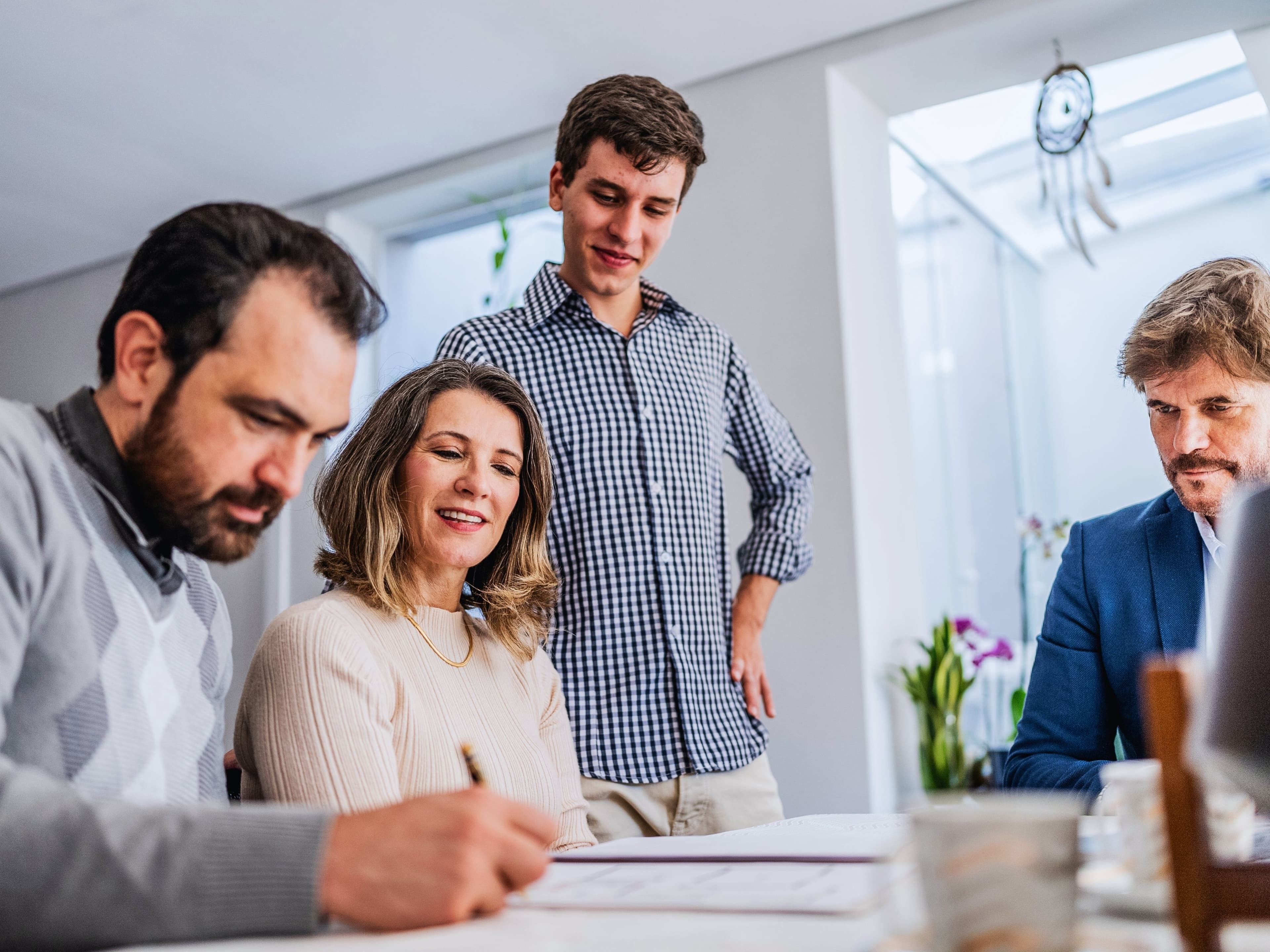 Equipo de profesionales trabajando en una oficina moderna