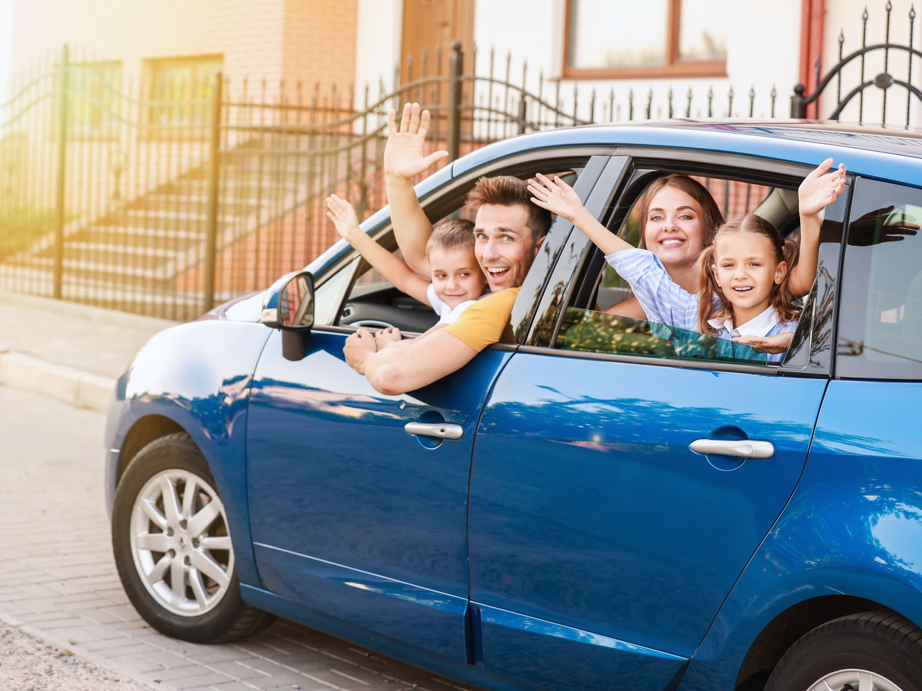 Familia dentro de un automóvil sonriendo