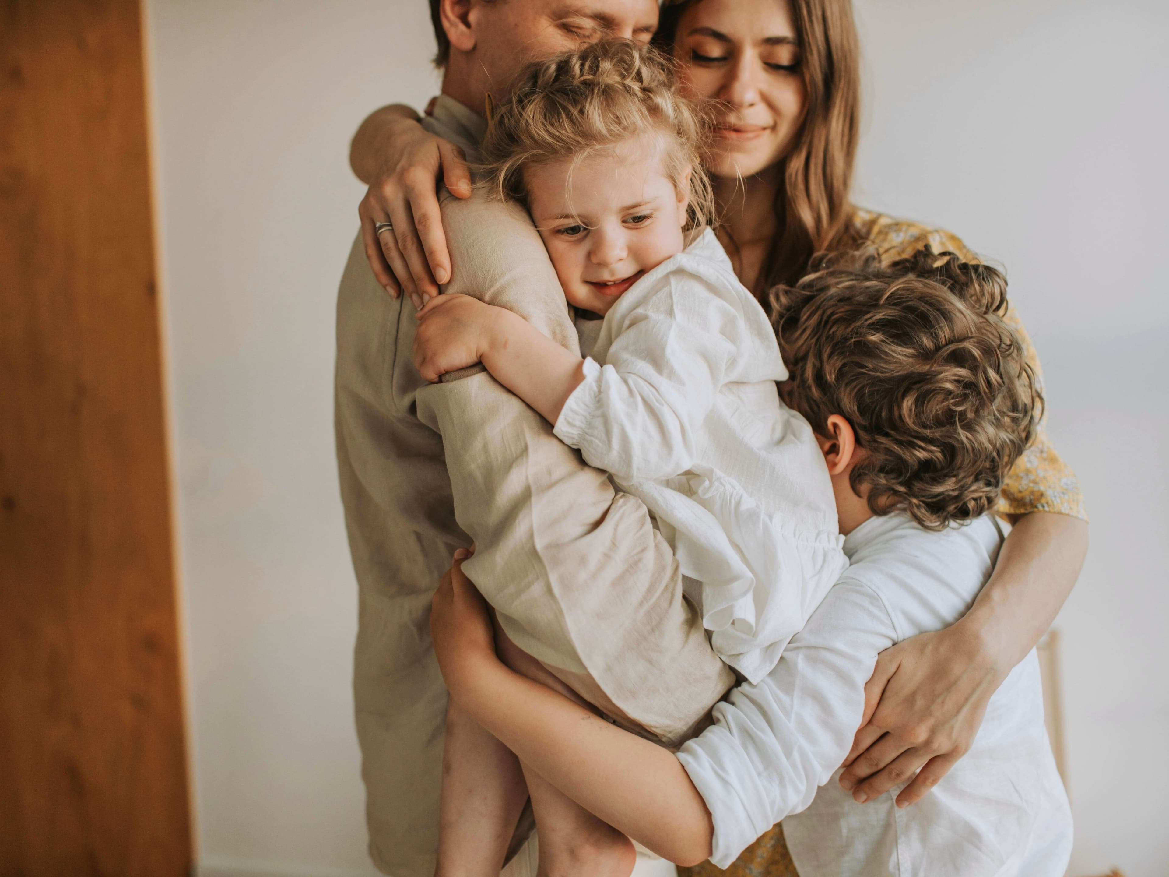 Familia abrazándose con expresión de cariño y contención